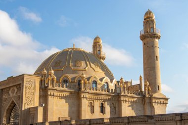 Bakü 'deki Tezepir Camii. Bakü şehrinin ünlü binaları.