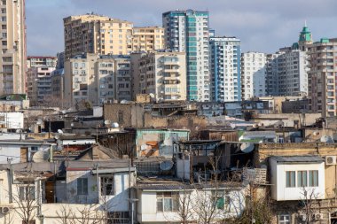 Yaşlı Bakü. Sovetsky Bakü 'nün tarihi sokağıdır. Modern binaların gölgelediği eski evler.