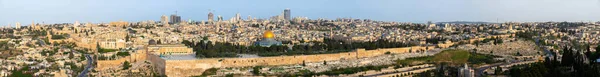 Panoramic view to Jerusalem Old city and the Temple Mount, Dome of the Rock and Al Aqsa Mosque from the Mount of Olives in Jerusalem, Israel — Stock Photo, Image