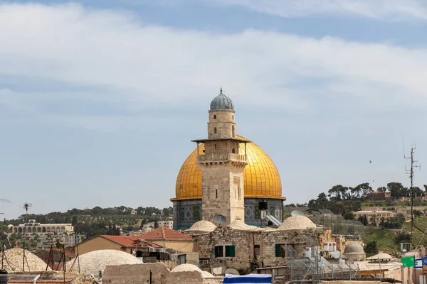 The Dome of the Rock or Al Qubbat as-Sakhrah. View of Al-Aqsa Mosque and Silsila Minaret in muslim quarter of Jerusalem city - Israel: 22 April 2022 — ストック写真
