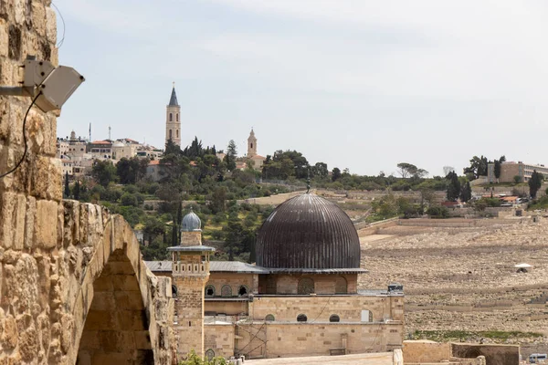 アル アクサ モスク、イスラム教では、エルサレム、イスラエル共和国の背景にオリーブの台紙の第 3 最も神聖なサイト. — ストック写真