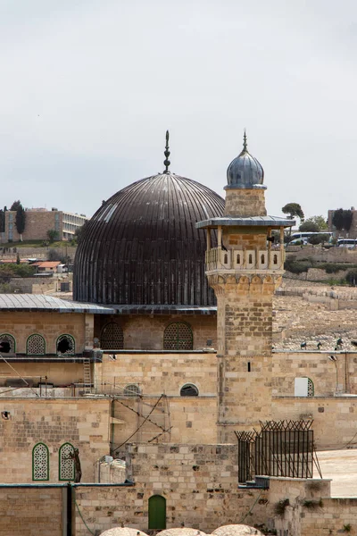 アル アクサ モスク、イスラム教では、エルサレム、イスラエル共和国の背景にオリーブの台紙の第 3 最も神聖なサイト. — ストック写真