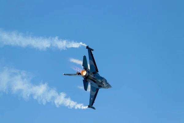 Bakú - Azerbaiyán: 26 de mayo de 2022. Turkish F-16 Falcon - Soloturk Display Team during Air Show. Halcones turcos en Teknofest —  Fotos de Stock
