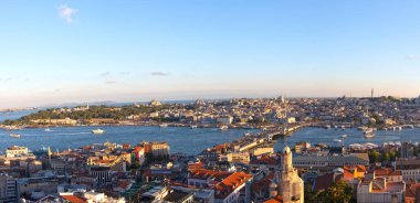 Altın Boynuz 'un panoramik manzarası ve Galata' dan İstanbul 'un eski ilçeleri. İstanbul 'un güzel şehri ve manzarası.