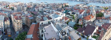 Karaköy - İstanbul. İstanbul 'un Avrupa yakasındaki eski binaların panoramik manzarası