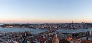 İstanbul 'da gün batımı. Boğaz, Topkapı Sarayı, Ayasofya ve Galata Kulesi 'nden görülen Mavi Cami ile Sultanahmed' in panoramik görüntüsü.