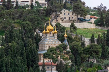 Mary Magdalene s Katedrali Rus Ortodoks Gethsemane manastırın zeytin Dağı yamacındaki ağaçlar arasında görüntüleyin. Jerusalem, İsrail