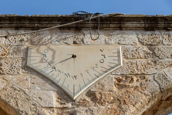 イスラエルのエルサレム旧市街にある寺院の岩のドームの太陽時計 — ストック写真