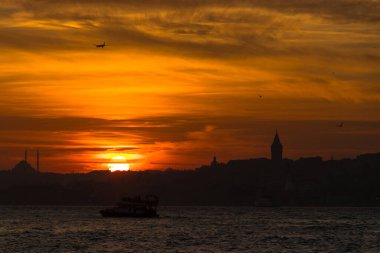 Günbatımında İstanbul 'un silueti. Uskudar 'dan Boğaz panoramik görünümü