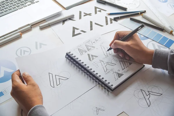 Графічний Дизайнер Креслення Ескіз Дизайну Креативні Ідеї Проект Логотипу Торгової — стокове фото