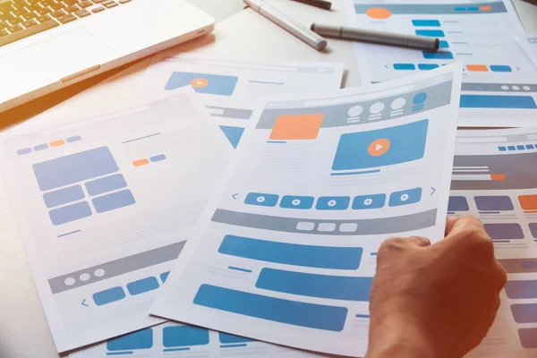 ウェブサイトデザイナークリエイティブプランニングアプリケーション開発者のドラフトスケッチ図面テンプレートレイアウトプロトタイプフレームワークワイヤーフレームデザインスタジオ ユーザーエクスペリエンスの概念 — ストック写真