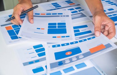 Web sitesi tasarımcısı Yaratıcı Planlama Uygulaması Geliştirme taslağı taslak çizim şablonu prototip çerçeve tasarım stüdyosu. Kullanıcı deneyimi kavramı .
