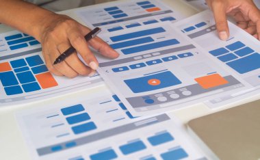 Web sitesi tasarımcısı Yaratıcı Planlama Uygulaması Geliştirme taslağı taslak çizim şablonu prototip çerçeve tasarım stüdyosu. Kullanıcı deneyimi kavramı .