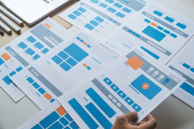 Web sitesi tasarımcısı Yaratıcı Planlama Uygulaması Geliştirme taslağı taslak çizim şablonu prototip çerçeve tasarım stüdyosu. Kullanıcı deneyimi kavramı .