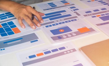 Web sitesi tasarımcısı Yaratıcı Planlama Uygulaması Geliştirme taslağı taslak çizim şablonu prototip çerçeve tasarım stüdyosu. Kullanıcı deneyimi kavramı .