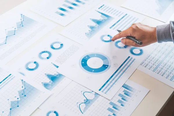 Affärsman Arbetar Data Dokument Diagram Rapport Marknadsföring Forskning Utveckling Planering — Stockfoto