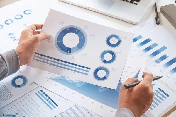 ビジネスマンワーキングデータドキュメントグラフレポートマーケティング研究開発計画管理戦略分析財務会計 営業所概念 — ストック写真