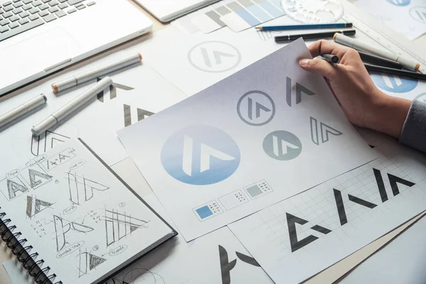 グラフィックデザイナーの開発プロセス図面スケッチデザイン創造的なアイデアは ロゴ製品商標ラベルブランドアートワークを草案します グラフィックデザイナースタジオコンセプト — ストック写真