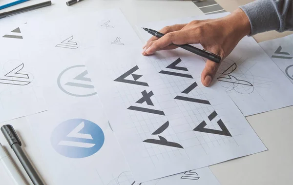 グラフィックデザイナーの開発プロセス図面スケッチデザイン創造的なアイデアは ロゴ製品商標ラベルブランドアートワークを草案します グラフィックデザイナースタジオコンセプト — ストック写真
