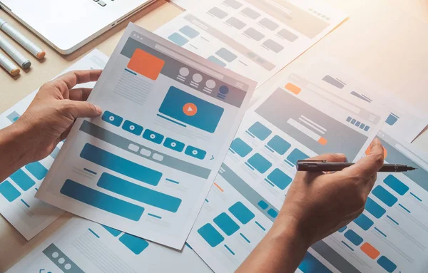 ウェブサイトデザイナークリエイティブプランニングアプリケーション開発者のドラフトスケッチ図面テンプレートレイアウトプロトタイプフレームワークワイヤーフレームデザインスタジオ ユーザーエクスペリエンスの概念 — ストック写真