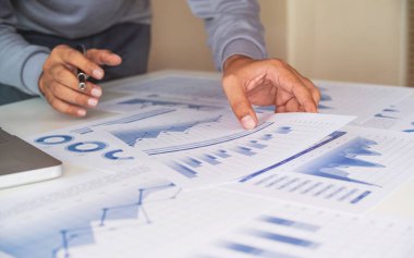 Veri belgesi grafiği çizelgesinde çalışan işadamı, araştırma geliştirme planlama stratejisi analizi finans muhasebesi pazarlama raporu veriyor. İş ofisi kavramı.