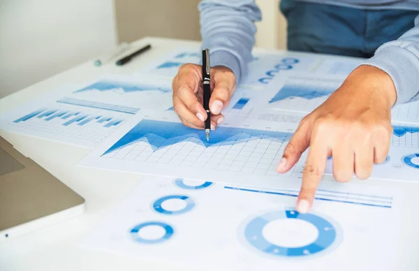 ビジネスマンワーキングデータドキュメントグラフレポートマーケティング研究開発計画管理戦略分析財務会計 営業所概念 — ストック写真