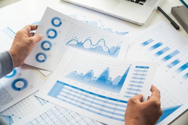 Veri belgesi grafiği çizelgesinde çalışan işadamı, araştırma geliştirme planlama stratejisi analizi finans muhasebesi pazarlama raporu veriyor. İş ofisi kavramı.