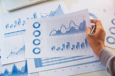 Veri belgesi grafiği çizelgesinde çalışan işadamı, araştırma geliştirme planlama stratejisi analizi finans muhasebesi pazarlama raporu veriyor. İş ofisi kavramı.