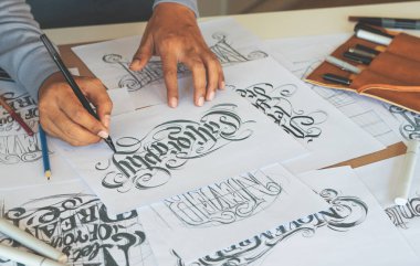 Tipografi Hattatçısı çizim çizimi yazarken imlâ edilen kalem fırçası mürekkep tablosu çizimlerine izin veriyor. İş yeri tasarım stüdyosu.