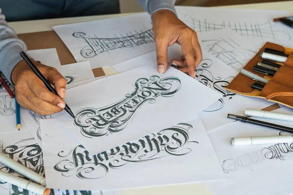 Tipografi Hattatçısı çizim çizimi yazarken imlâ edilen kalem fırçası mürekkep tablosu çizimlerine izin veriyor. İş yeri tasarım stüdyosu.