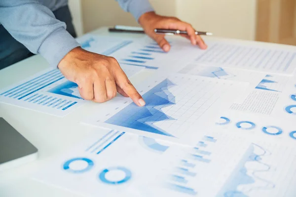 Zakenman Werkdata Document Grafiek Verslag Marketing Onderzoek Ontwikkeling Planning Management — Stockfoto