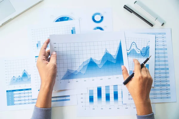 Veri belgesi grafiği çizelgesinde çalışan işadamı, araştırma geliştirme planlama stratejisi analizi finans muhasebesi pazarlama raporu veriyor. İş ofisi kavramı.