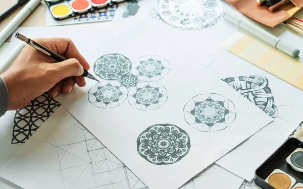 Designer Merancang Gambar Pola Sketsa Bunga Geometris Industri Mode Kain — Stok Foto