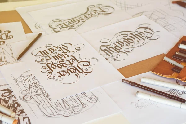 Типографія Каліграфія Художник Дизайнер Малюнок Ескіз Пише Дозволяє Писати Ручки Ліцензійні Стокові Зображення