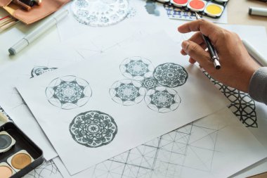 Tasarımcı çizim deseni çiziyor geometrik çiçek dikişsiz duvar kâğıdı kumaş moda endüstrisi. Artistik Tasarım Stüdyosu