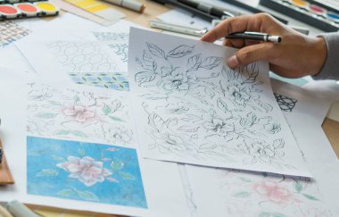 Tasarımcı çizim deseni çiziyor geometrik çiçek dikişsiz duvar kâğıdı kumaş moda endüstrisi. Artistik Tasarım Stüdyosu