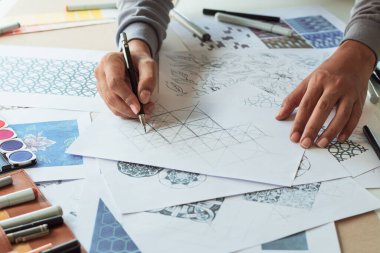 Tasarımcı çizim deseni çiziyor geometrik çiçek dikişsiz duvar kâğıdı kumaş moda endüstrisi. Artistik Tasarım Stüdyosu