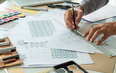 Tasarımcı çizim deseni çiziyor geometrik çiçek dikişsiz duvar kâğıdı kumaş moda endüstrisi. Artistik Tasarım Stüdyosu