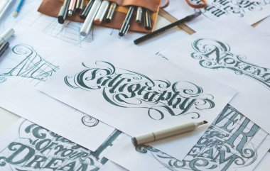 Tipografi Hattatçısı çizim çizimi yazarken imlâ edilen kalem fırçası mürekkep tablosu çizimlerine izin veriyor. İş yeri tasarım stüdyosu.