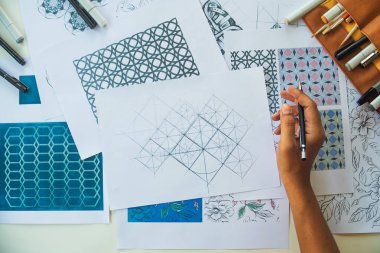 Tasarımcı çizim deseni çiziyor geometrik çiçek dikişsiz duvar kâğıdı kumaş moda endüstrisi. Artistik Tasarım Stüdyosu