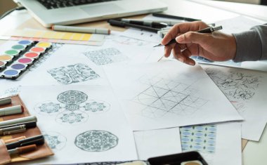 Tasarımcı çizim deseni çiziyor geometrik çiçek dikişsiz duvar kâğıdı kumaş moda endüstrisi. Artistik Tasarım Stüdyosu