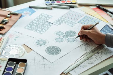 Tasarımcı çizim deseni çiziyor geometrik çiçek dikişsiz duvar kâğıdı kumaş moda endüstrisi. Artistik Tasarım Stüdyosu