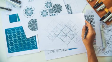 Tasarımcı çizim deseni çiziyor geometrik çiçek dikişsiz duvar kâğıdı kumaş moda endüstrisi. Artistik Tasarım Stüdyosu