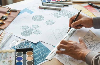 Tasarımcı çizim deseni çiziyor geometrik çiçek dikişsiz duvar kâğıdı kumaş moda endüstrisi. Artistik Tasarım Stüdyosu