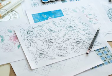 Tasarımcı çizim deseni çiziyor geometrik çiçek dikişsiz duvar kâğıdı kumaş moda endüstrisi. Artistik Tasarım Stüdyosu