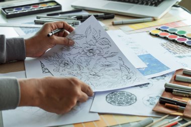Tasarımcı çizim deseni çiziyor geometrik çiçek dikişsiz duvar kâğıdı kumaş moda endüstrisi. Artistik Tasarım Stüdyosu