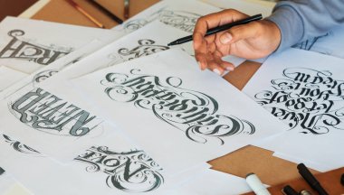 Tipografi Hattatçısı çizim çizimi yazarken imlâ edilen kalem fırçası mürekkep tablosu çizimlerine izin veriyor. İş yeri tasarım stüdyosu.