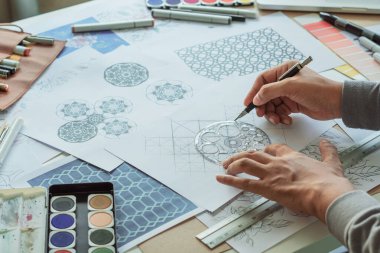 Tasarımcı çizim deseni çiziyor geometrik çiçek dikişsiz duvar kâğıdı kumaş moda endüstrisi. Artistik Tasarım Stüdyosu