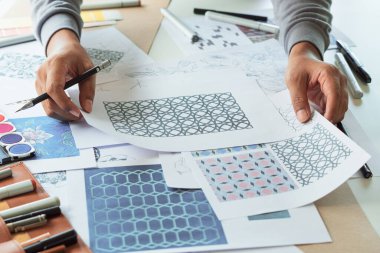 Tasarımcı çizim deseni çiziyor geometrik çiçek dikişsiz duvar kâğıdı kumaş moda endüstrisi. Artistik Tasarım Stüdyosu