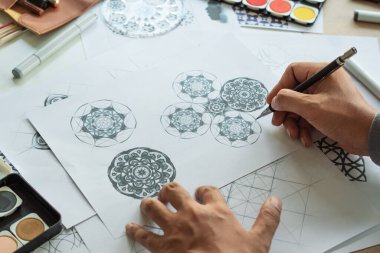 Tasarımcı çizim deseni çiziyor geometrik çiçek dikişsiz duvar kâğıdı kumaş moda endüstrisi. Artistik Tasarım Stüdyosu